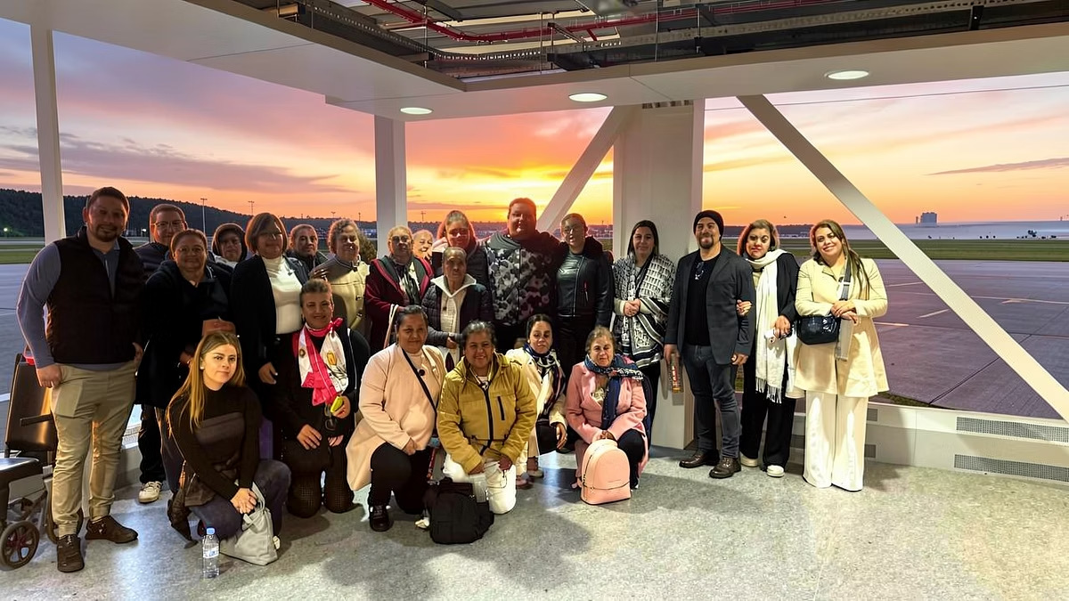 Grupo de peregrinos de Almas en Ruta en el aeropuerto al atardecer